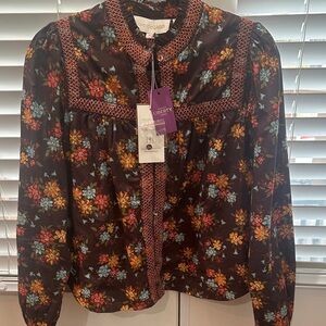 Love the label Sara floral bottom up blouse. NWT. Size M.